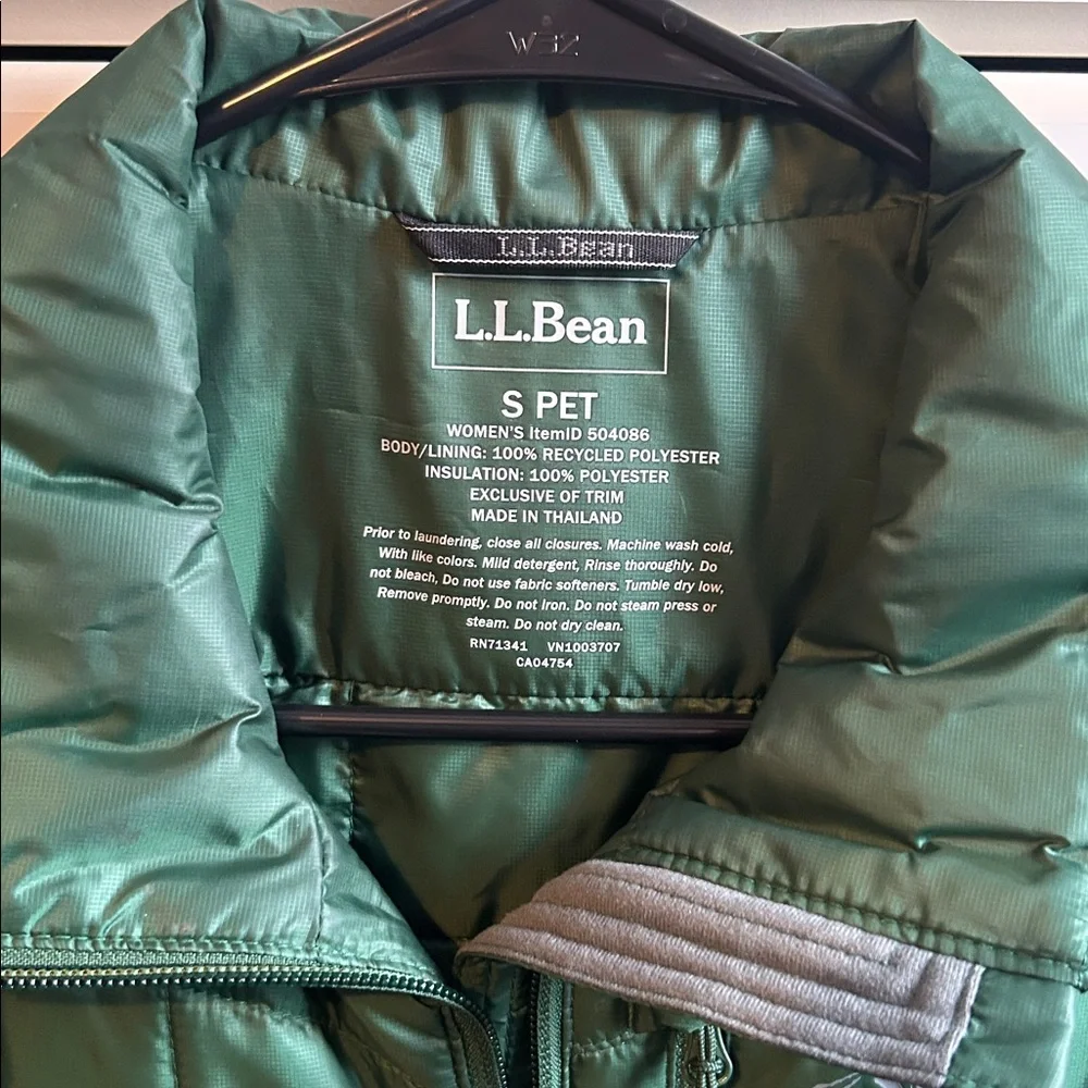 L.L. Bean Women's Emerald Quilted Vest - Picture 2 of 3